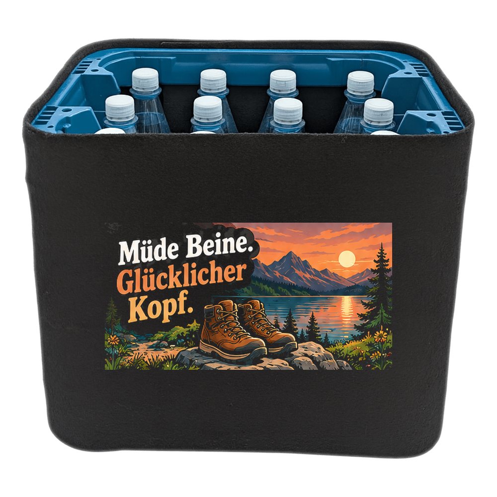 KistenBlende „Müde Beine. Glücklicher Kopf.“ – Wasserkiste für PET-Flaschen, schwarze Filzblende mit Motiv.