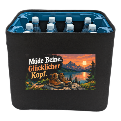 KistenBlende „Müde Beine. Glücklicher Kopf.“ – Wasserkiste für PET-Flaschen, schwarze Filzblende mit Motiv.