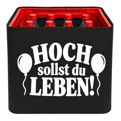 Schwarze KistenBlende für Limonadenkisten mit 12 × 1 l PET-Flaschen mit weißem Geburtstagsmotiv „Hoch sollst du leben!“.