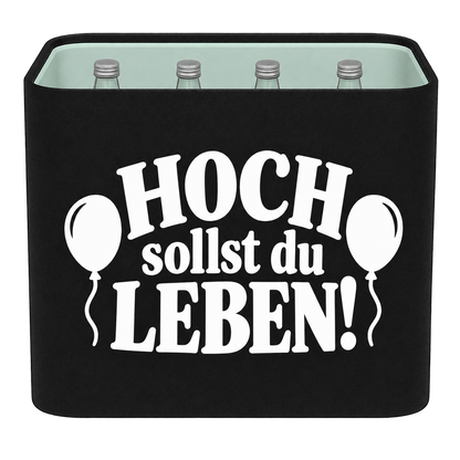 Schwarze KistenBlende für Wasserkisten mit 12 × 0,75 l Glasflaschen mit weißem Geburtstagsmotiv „Hoch sollst du leben!“.