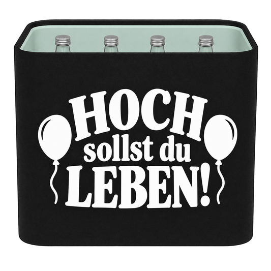 Schwarze KistenBlende für Wasserkisten mit 12 × 0,75 l Glasflaschen mit weißem Geburtstagsmotiv „Hoch sollst du leben!“.