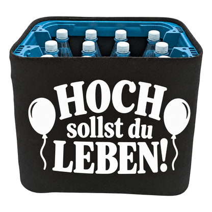 Schwarze KistenBlende für Wasserkisten mit 12 × 1 l PET-Flaschen mit weißem Geburtstagsmotiv „Hoch sollst du leben!“.