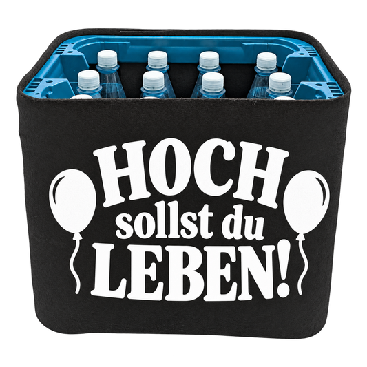 Schwarze KistenBlende für Wasserkisten mit 12 × 1 l PET-Flaschen mit weißem Geburtstagsmotiv „Hoch sollst du leben!“.