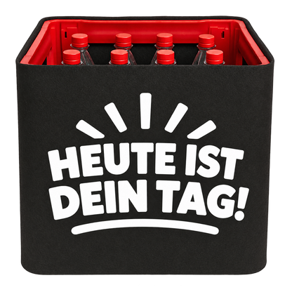 Schwarze KistenBlende für Limonadenkisten mit 12 × 1 l PET-Flaschen mit weißem Geburtstagsmotiv „Heute ist dein Tag!“.