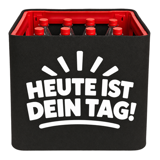 Schwarze KistenBlende für Limonadenkisten mit 12 × 1 l PET-Flaschen mit weißem Geburtstagsmotiv „Heute ist dein Tag!“.