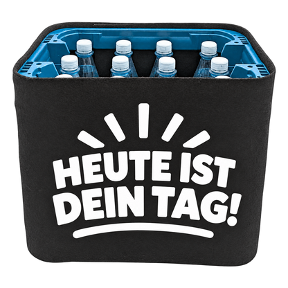 Schwarze KistenBlende für Wasserkisten mit 12 × 1 l PET-Flaschen mit weißem Geburtstagsmotiv „Heute ist dein Tag!“.