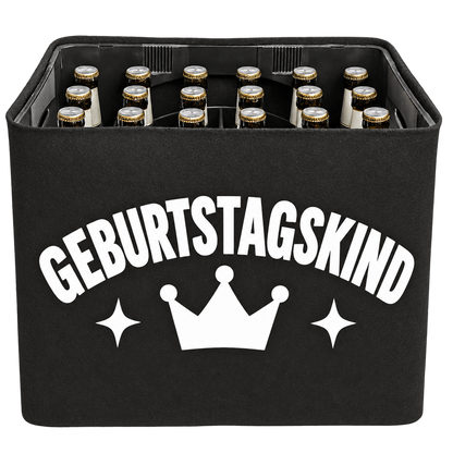 Schwarze KistenBlende mit weißem Geburtstagsmotiv „Geburtstagskind“ für Bierkästen; Ansicht für 20 × 0,5 l und 24 × 0,33 l.