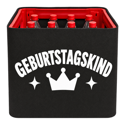 Schwarze KistenBlende für Limonadenkisten mit 12 × 1 l PET-Flaschen mit weißem Geburtstagsmotiv „Geburtstagskind“.