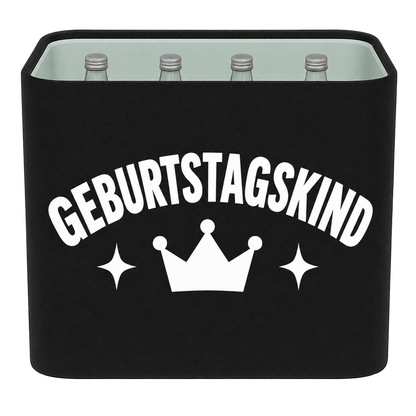 Schwarze KistenBlende für Wasserkisten mit 12 × 0,75 l Glasflaschen mit weißem Geburtstagsmotiv „Geburtstagskind“.