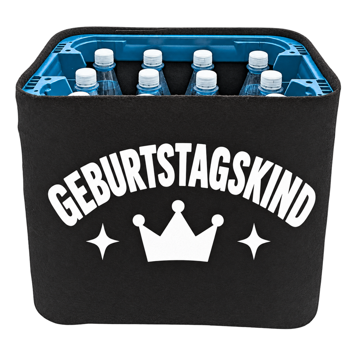 Schwarze KistenBlende für Wasserkisten mit 12 × 1 l PET-Flaschen mit weißem Geburtstagsmotiv „Geburtstagskind“.