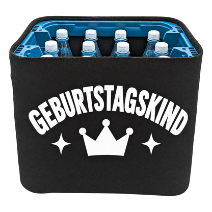 Schwarze KistenBlende für Wasserkisten mit 12 × 1 l PET-Flaschen mit weißem Geburtstagsmotiv „Geburtstagskind“.