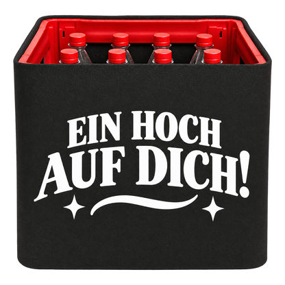 Schwarze KistenBlende für Limonadenkisten mit 12 × 1 l PET-Flaschen mit weißem Geburtstagsmotiv „Ein Hoch auf dich!“.