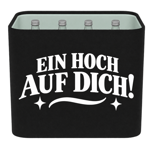 Schwarze KistenBlende für Wasserkisten mit 12 × 0,75 l Glasflaschen mit weißem Geburtstagsmotiv „Ein Hoch auf dich!“.