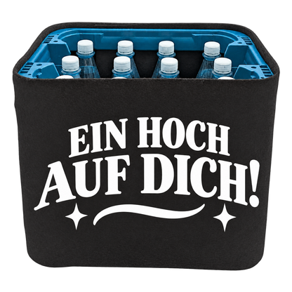 Schwarze KistenBlende für Wasserkisten mit 12 × 1 l PET-Flaschen mit weißem Geburtstagsmotiv „Ein Hoch auf dich!“.