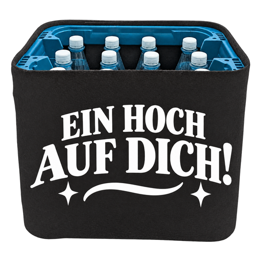 Schwarze KistenBlende für Wasserkisten mit 12 × 1 l PET-Flaschen mit weißem Geburtstagsmotiv „Ein Hoch auf dich!“.