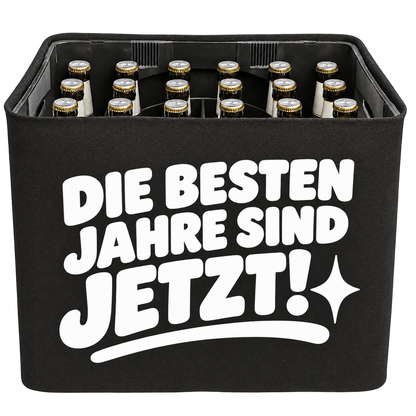 Schwarze KistenBlende mit weißem Geburtstagsmotiv „Die besten Jahre sind jetzt!“ für Bierkästen; Ansicht für 20 × 0,5 l und 24 × 0,33 l.