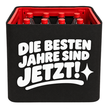 Schwarze KistenBlende für Limonadenkisten mit 12 × 1 l PET-Flaschen mit weißem Geburtstagsmotiv „Die besten Jahre sind jetzt!“.
