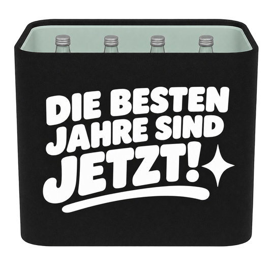 Schwarze KistenBlende für Wasserkisten mit 12 × 0,75 l Glasflaschen mit weißem Geburtstagsmotiv „Die besten Jahre sind jetzt!“.