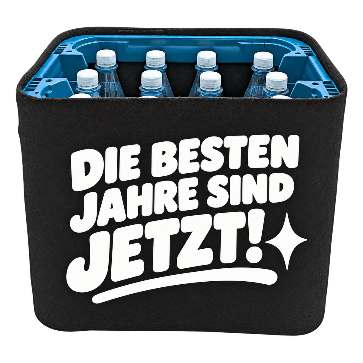 Schwarze KistenBlende für Wasserkisten mit 12 × 1 l PET-Flaschen mit weißem Geburtstagsmotiv „Die besten Jahre sind jetzt!“.