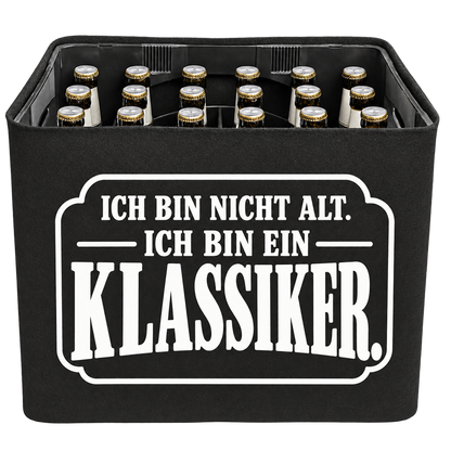 Schwarze KistenBlende mit weißem Geburtstagsmotiv „Ich bin nicht alt. Ich bin ein Klassiker.“ für Bierkästen; Ansicht für 20 × 0,5 l und 24 × 0,33 l.