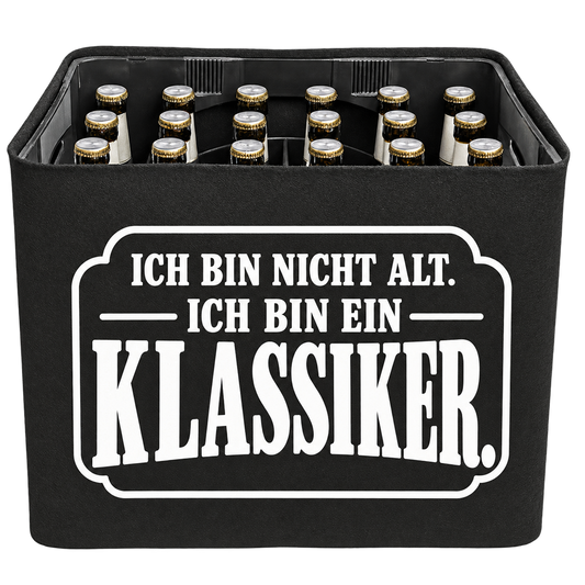 Schwarze KistenBlende mit weißem Geburtstagsmotiv „Ich bin nicht alt. Ich bin ein Klassiker.“ für Bierkästen; Ansicht für 20 × 0,5 l und 24 × 0,33 l.