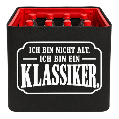 Schwarze KistenBlende für Limonadenkisten mit 12 × 1 l PET-Flaschen mit weißem Geburtstagsmotiv „Ich bin nicht alt. Ich bin ein Klassiker.“.