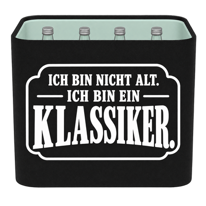 Schwarze KistenBlende für Wasserkisten mit 12 × 0,75 l Glasflaschen mit weißem Geburtstagsmotiv „Ich bin nicht alt. Ich bin ein Klassiker.“.