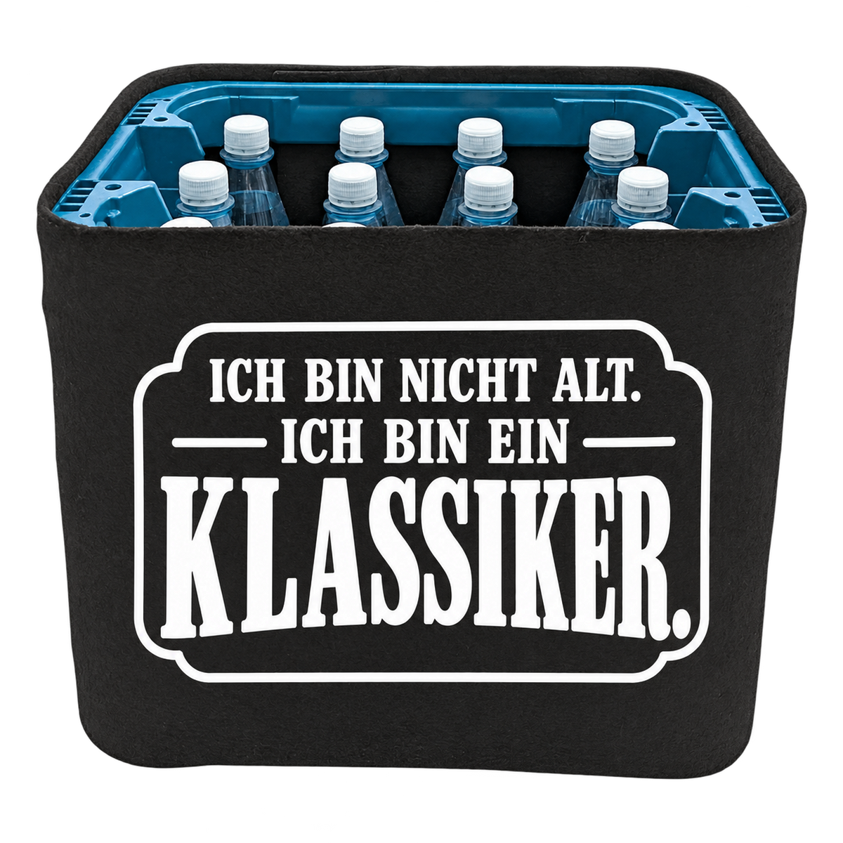 Schwarze KistenBlende für Wasserkisten mit 12 × 1 l PET-Flaschen mit weißem Geburtstagsmotiv „Ich bin nicht alt. Ich bin ein Klassiker.“.