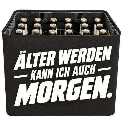 Schwarze KistenBlende mit weißem Geburtstagsmotiv „Älter werden kann ich auch morgen.“ für Bierkästen; Ansicht für 20 × 0,5 l und 24 × 0,33 l.