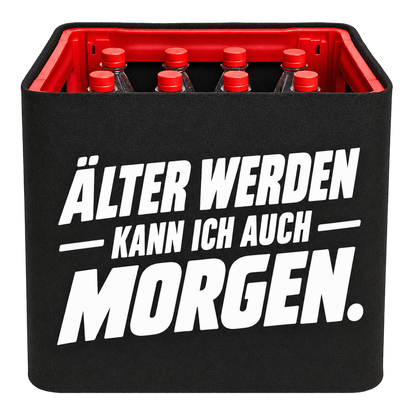 Schwarze KistenBlende für Limonadenkisten mit 12 × 1 l PET-Flaschen mit weißem Geburtstagsmotiv „Älter werden kann ich auch morgen.“.