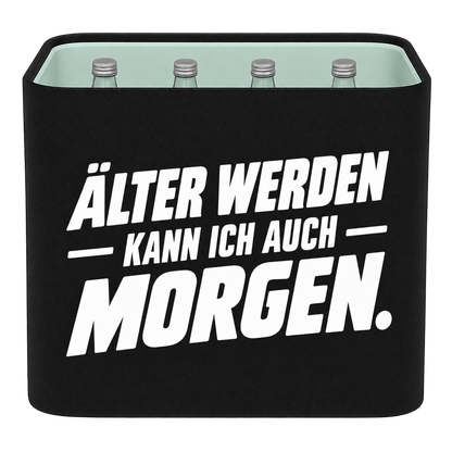 Schwarze KistenBlende für Wasserkisten mit 12 × 0,75 l Glasflaschen mit weißem Geburtstagsmotiv „Älter werden kann ich auch morgen.“.