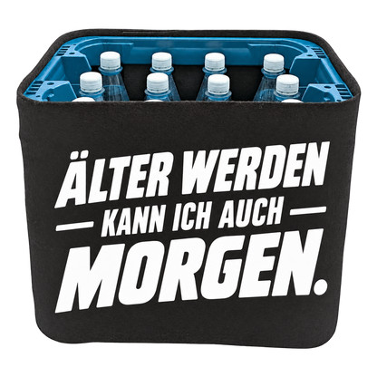 Schwarze KistenBlende für Wasserkisten mit 12 × 1 l PET-Flaschen mit weißem Geburtstagsmotiv „Älter werden kann ich auch morgen.“.