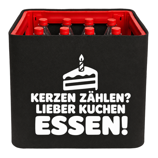 Schwarze KistenBlende für Limonadenkisten mit 12 × 1 l PET-Flaschen mit weißem Geburtstagsmotiv „Kerzen zählen? Lieber Kuchen essen!“.