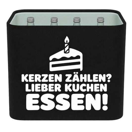 Schwarze KistenBlende für Wasserkisten mit 12 × 0,75 l Glasflaschen mit weißem Geburtstagsmotiv „Kerzen zählen? Lieber Kuchen essen!“.