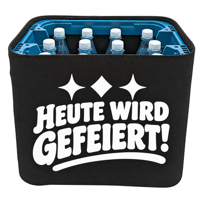 Schwarze KistenBlende für Wasserkisten mit 12 × 1 l PET-Flaschen mit weißem Geburtstagsmotiv „Heute wird gefeiert!“.