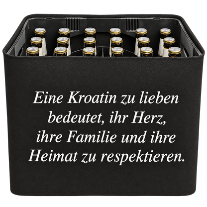 Schwarze KistenBlende mit weißem deutschen Spruch „Eine Kroatin zu lieben bedeutet, ihr Herz, ihre Familie und ihre Heimat zu respektieren.“ in vier Zeilen – Bier 24 × 0,33 l und Bier 20 × 0,5 l.