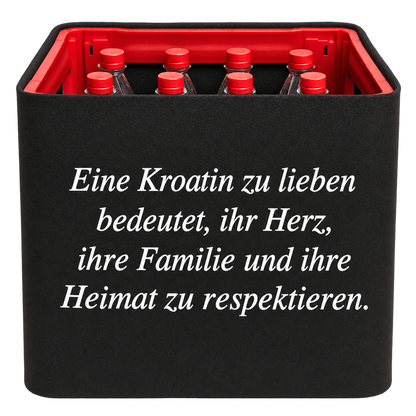 Schwarze KistenBlende mit weißem deutschen Spruch „Eine Kroatin zu lieben bedeutet, ihr Herz, ihre Familie und ihre Heimat zu respektieren.“ in vier Zeilen – Limonade.