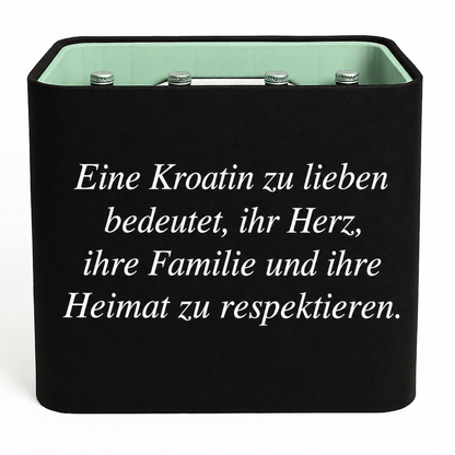 Schwarze KistenBlende mit weißem deutschen Spruch „Eine Kroatin zu lieben bedeutet, ihr Herz, ihre Familie und ihre Heimat zu respektieren.“ in vier Zeilen – Wasser Glas.