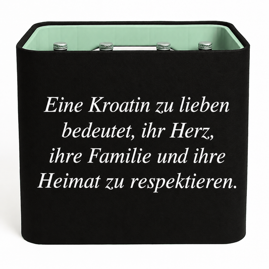 Schwarze KistenBlende mit weißem deutschen Spruch „Eine Kroatin zu lieben bedeutet, ihr Herz, ihre Familie und ihre Heimat zu respektieren.“ in vier Zeilen – Wasser Glas.