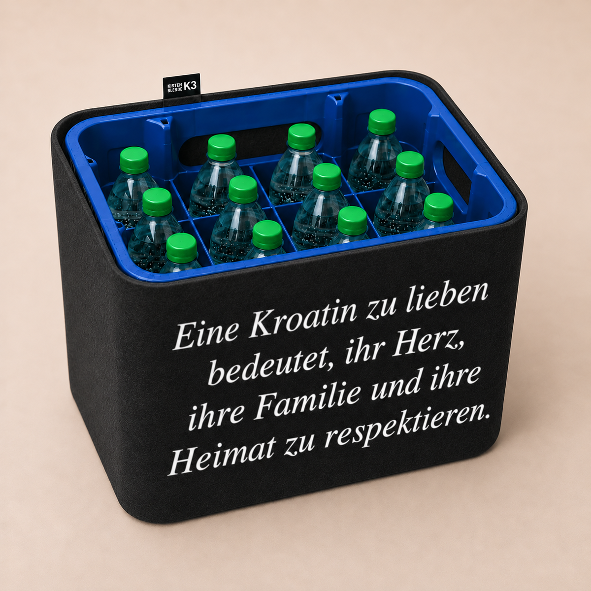 Schwarze KistenBlende mit weißem deutschen Spruch „Eine Kroatin zu lieben bedeutet, ihr Herz, ihre Familie und ihre Heimat zu respektieren.“ in vier Zeilen – Wasser PET.