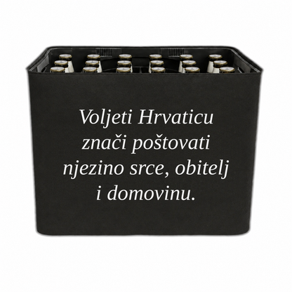 Schwarze KistenBlende mit „Voljeti Hrvaticu znači poštovati njezino srce, obitelj i domovinu.“ – Bier 20 × 0,5 l und 24 × 0,33 l, kroatisches Schriftmotiv.