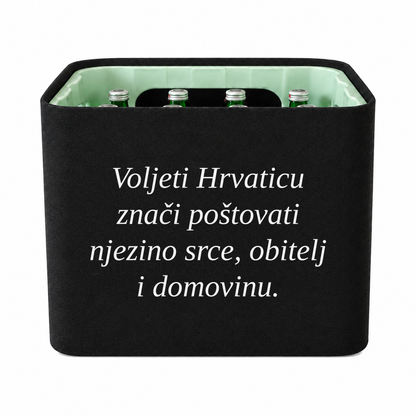 Schwarze KistenBlende mit „Voljeti Hrvaticu“ – Wasser Glas, vierzeiliges weißes Schriftmotiv.