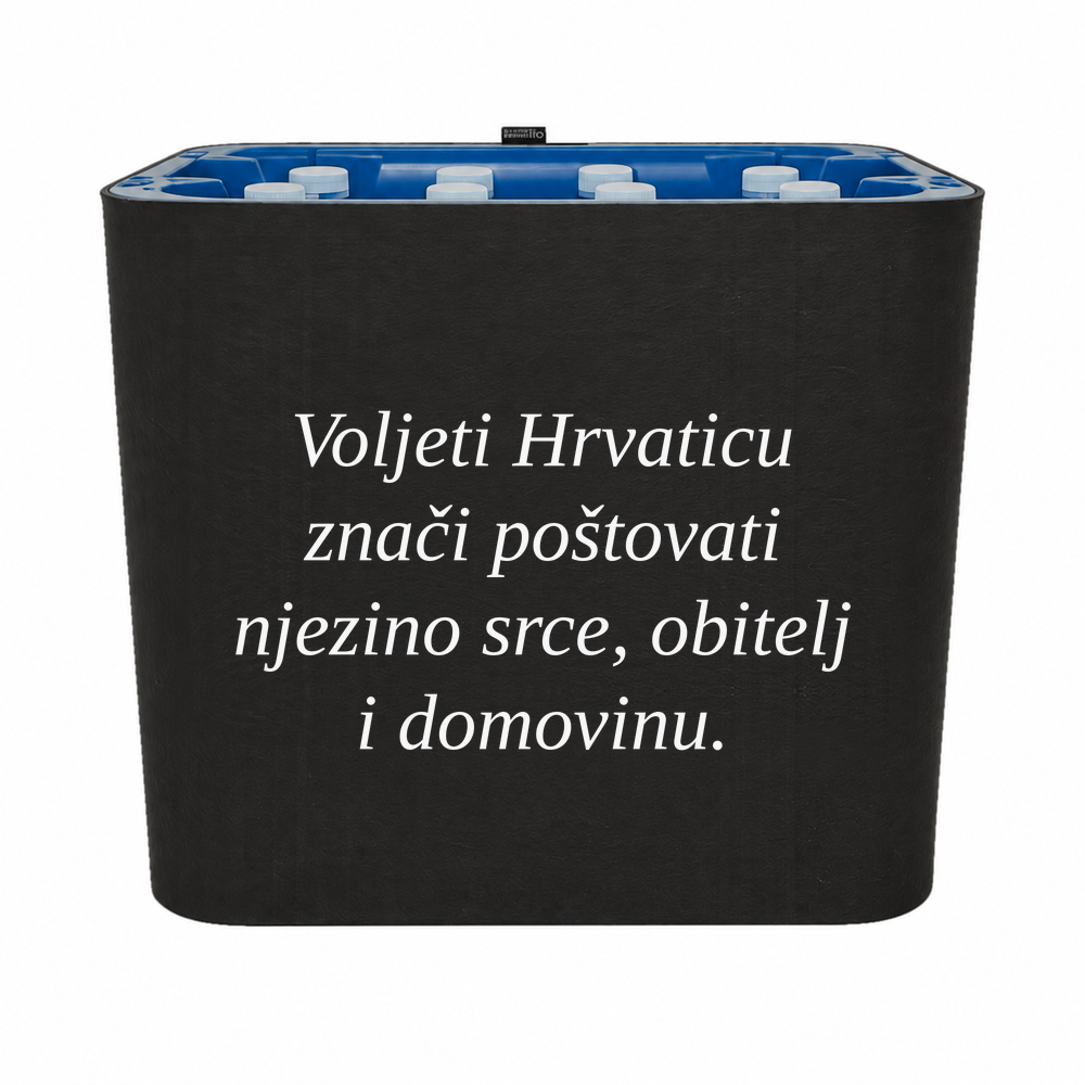 Schwarze KistenBlende mit „Voljeti Hrvaticu“ – Wasser PET, vierzeiliges weißes Schriftmotiv.