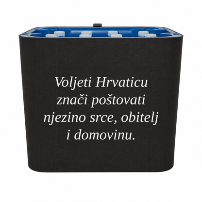 Schwarze KistenBlende mit „Voljeti Hrvaticu“ – Wasser PET, vierzeiliges weißes Schriftmotiv.