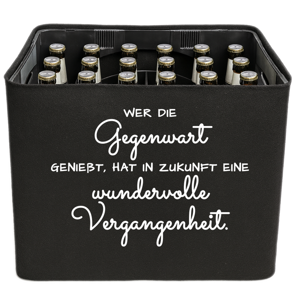 KistenBlende mit dem Spruch „Wer die Gegenwart genießt, hat in Zukunft eine wundervolle Vergangenheit.“ – Bierkasten 24 × 0,33 l und 20 × 0,5 l