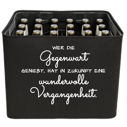 KistenBlende mit dem Spruch „Wer die Gegenwart genießt, hat in Zukunft eine wundervolle Vergangenheit.“ – Bierkasten 24 × 0,33 l und 20 × 0,5 l