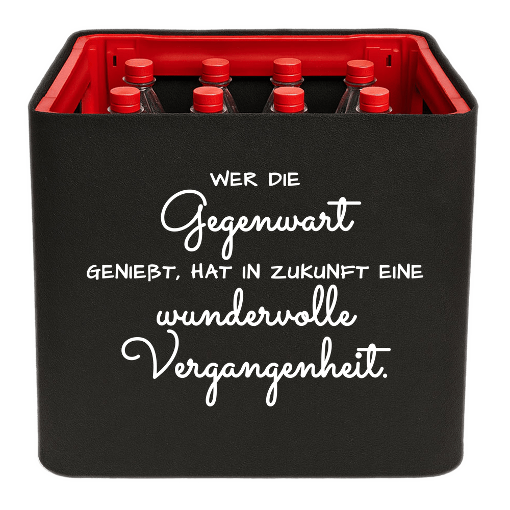 KistenBlende mit dem Spruch „Wer die Gegenwart genießt, hat in Zukunft eine wundervolle Vergangenheit.“ – Limonadenkiste 12 × 1 l PET