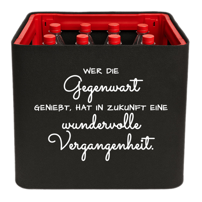 KistenBlende mit dem Spruch „Wer die Gegenwart genießt, hat in Zukunft eine wundervolle Vergangenheit.“ – Limonadenkiste 12 × 1 l PET