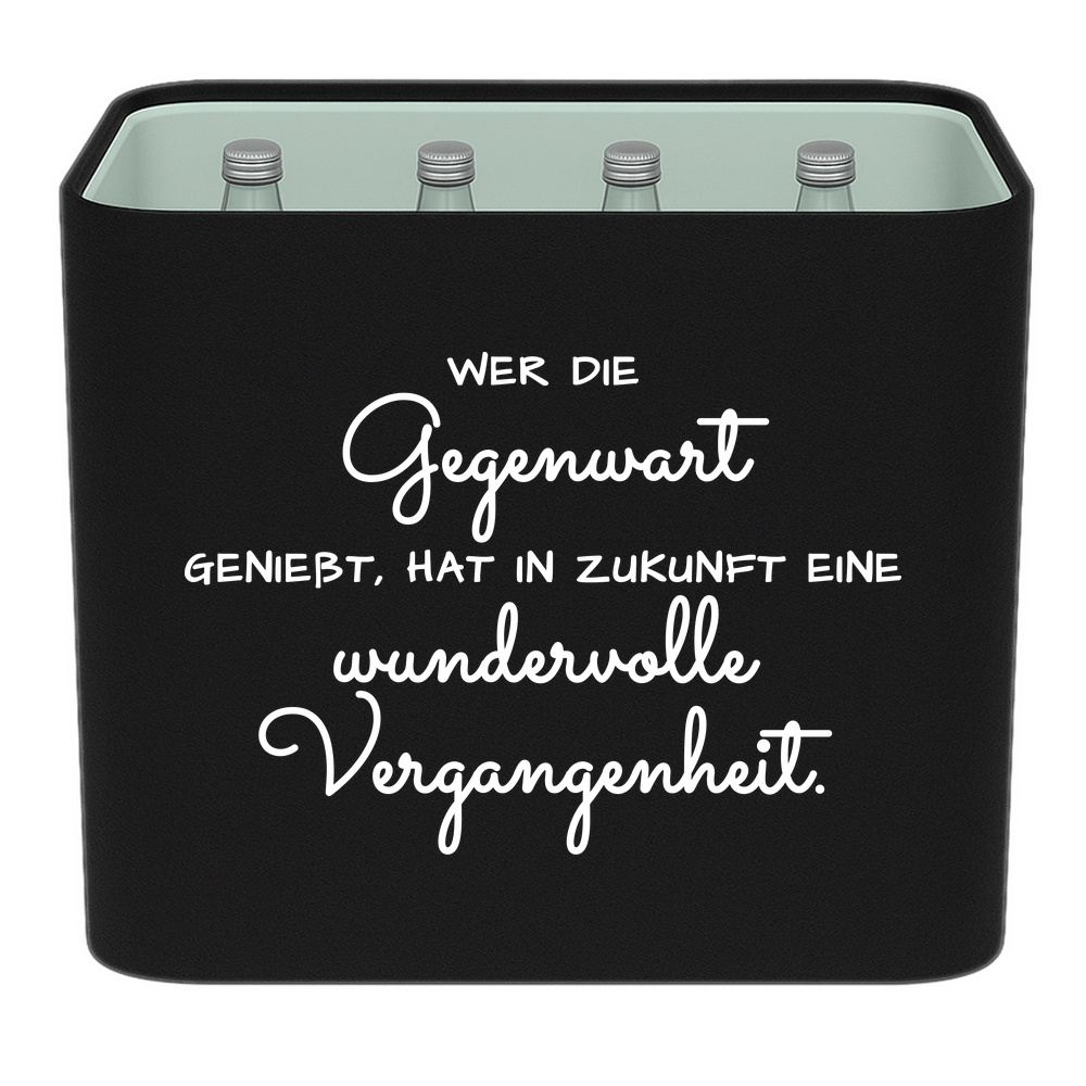 KistenBlende mit dem Spruch „Wer die Gegenwart genießt, hat in Zukunft eine wundervolle Vergangenheit.“ – Wasserkiste 12 × 0,75 l Glas