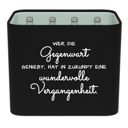 KistenBlende mit dem Spruch „Wer die Gegenwart genießt, hat in Zukunft eine wundervolle Vergangenheit.“ – Wasserkiste 12 × 0,75 l Glas